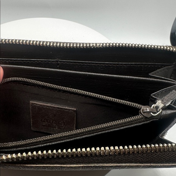 Authentic Gucci GG supreme zip around wallet - Picture 9 of 9